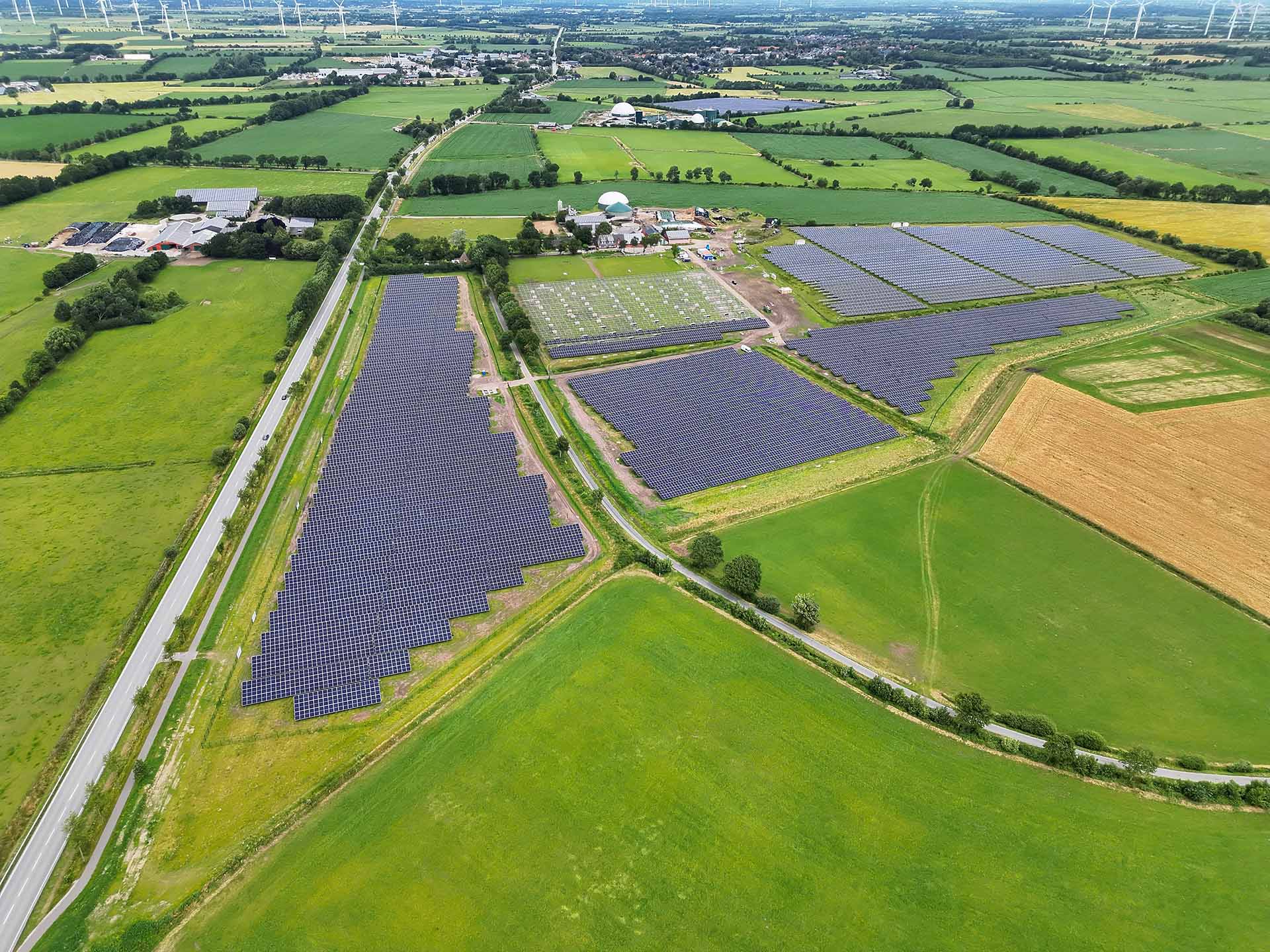 Eine PV-Freiflächenanlage in Viöl aus der Vogelperspektive.