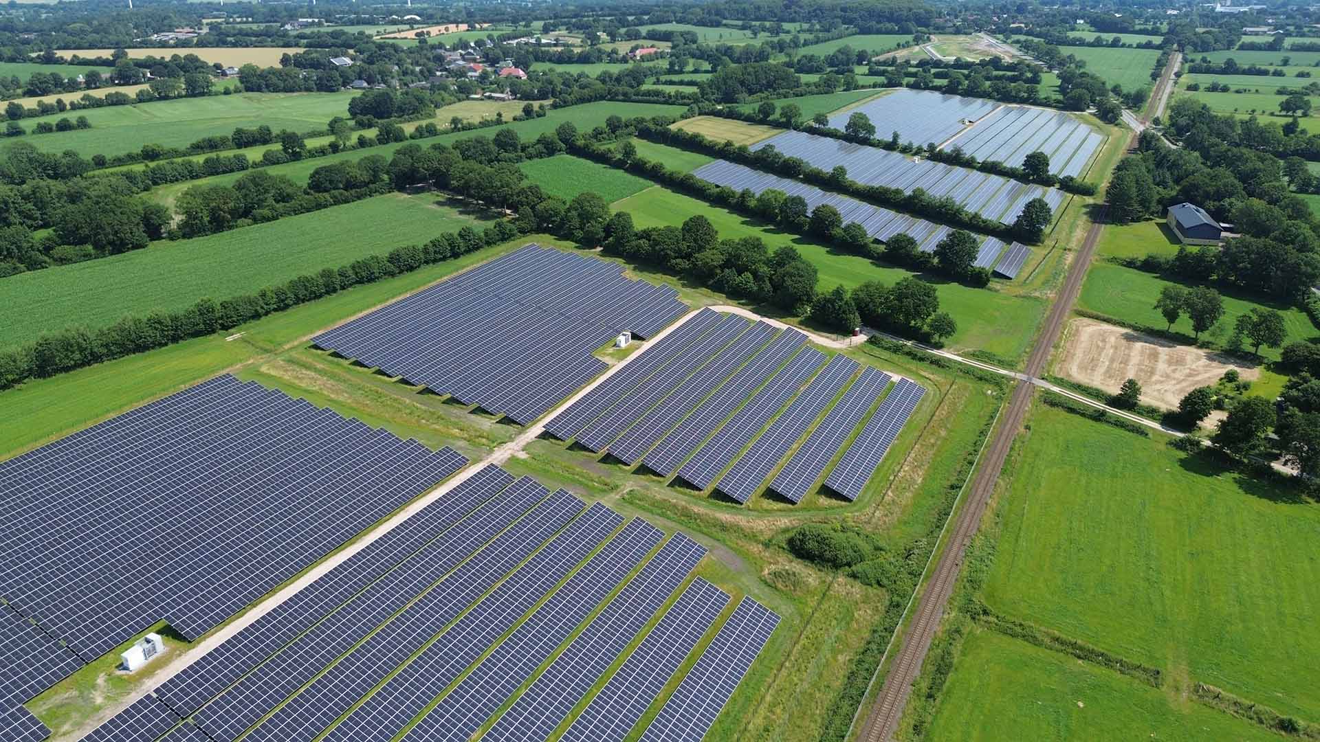 Die PV-Freiflächenanlage in Steenfeld. Aus der Vogelperspektive wird die Größe der Anlage deutlich.