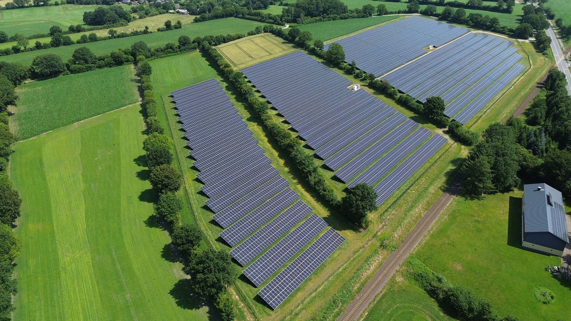 Die PV-Freiflächenanlage in Steenfeld aus der Vogelperspektive.