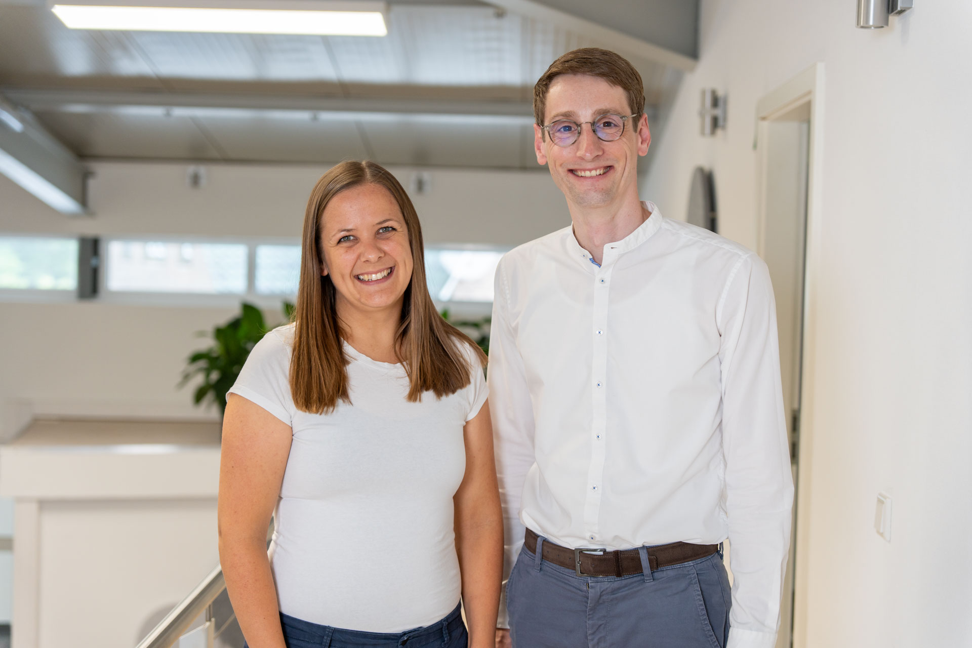 Eine Mitarbeiterin steht neben HORIZON-Geschäftsführer Thomas Kals. Beide lächeln in die Kamera.